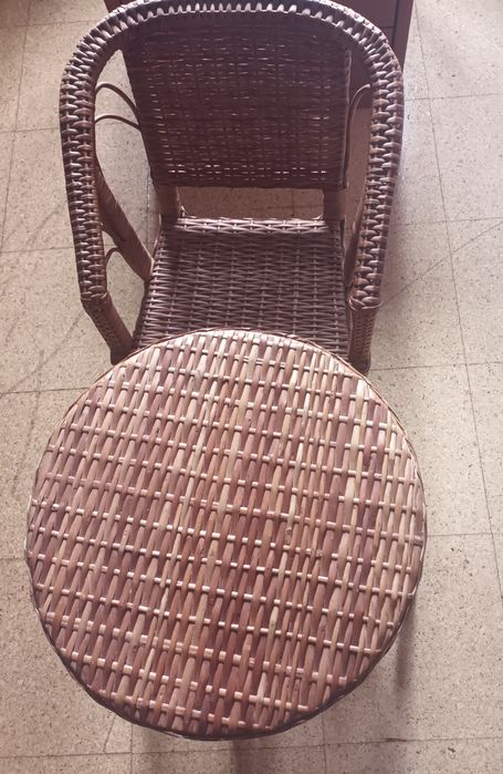 Mesa e cadeira de vimes