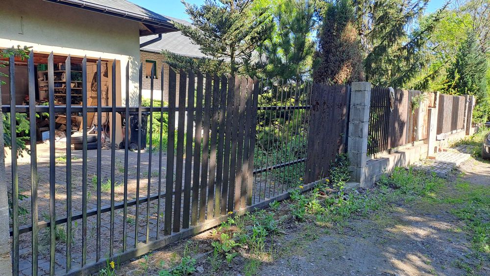 Ogrodzenie metalowe. 5 przęseł, brama, furtka