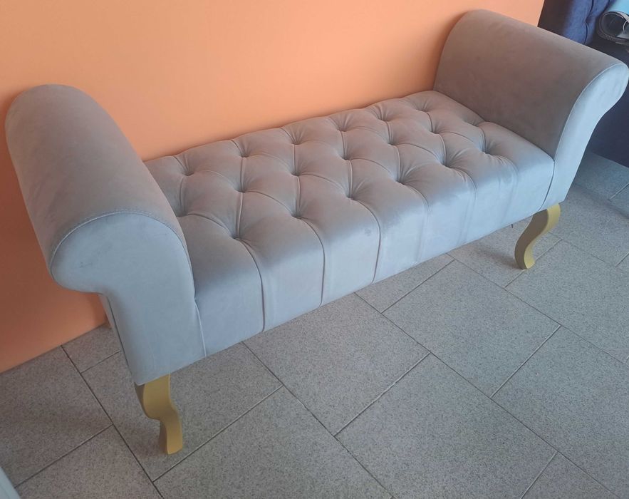 Sofá todo estofado em cinza claro