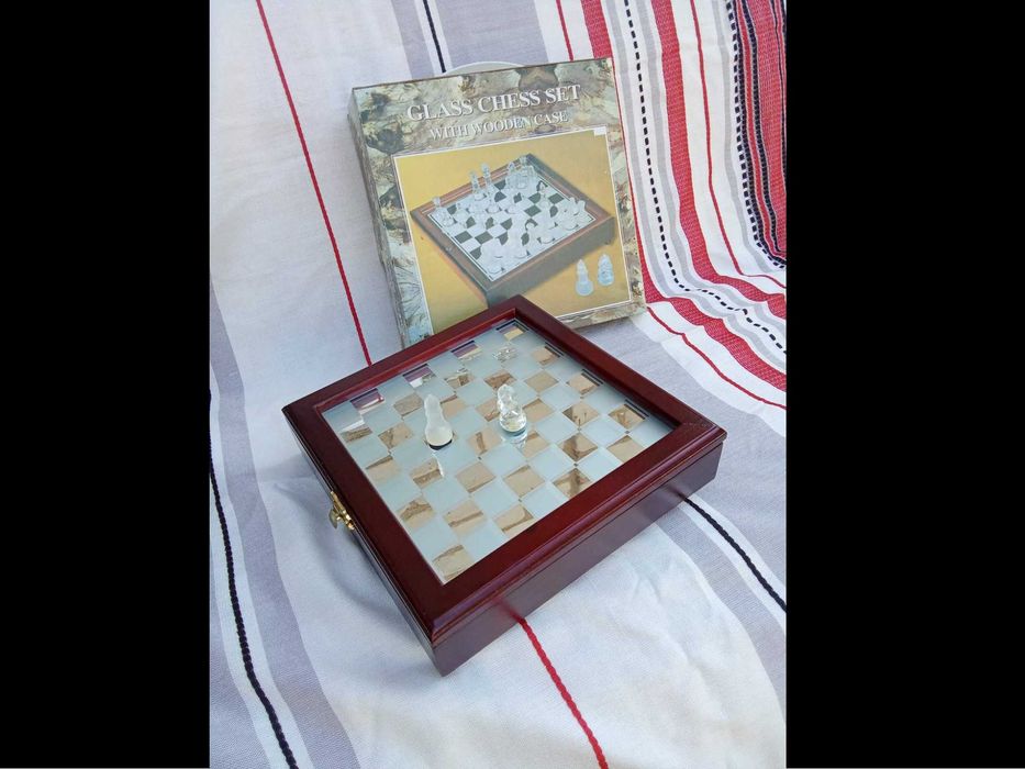 Шахи з чеського скла в кейсі.
Шахи з чеського скла в кейсі.