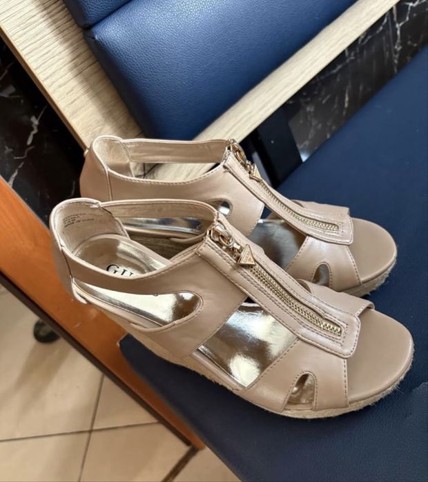 Beżowe buty na koturnie GUESS rozmiar 38, stan bardzo dobry