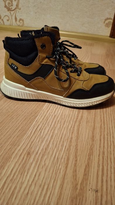 Продам осінні ботінки