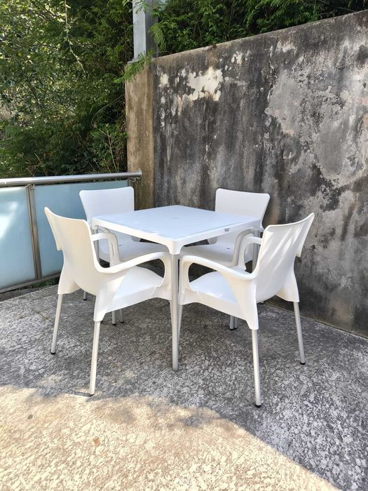 Mesa e 4 cadeiras de esplanada conjunto