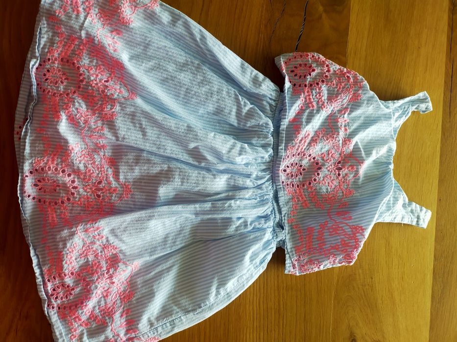 Trzy sukienki dla dziewczynki na okazje r. 104