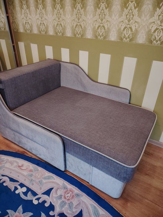 Диван, крісло. Стан новий. Можна в вітальню, або на кухню. 190х80см