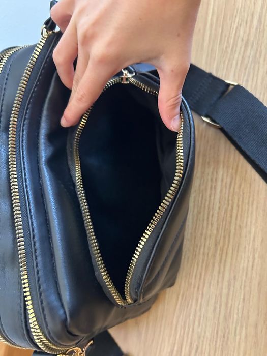 Mala preta com fechos dourados