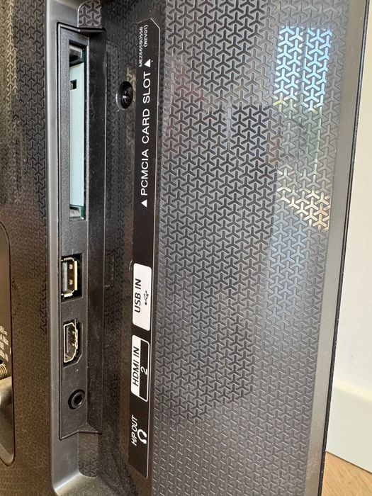 Televisão 32' LG com comando — HDMI e USB — sem pé/base