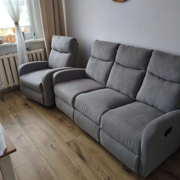 Kanapa i fotel z wysuwanym podnóżkiem