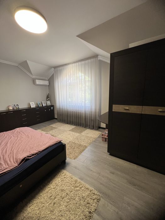 Продається двохповерховий котедж