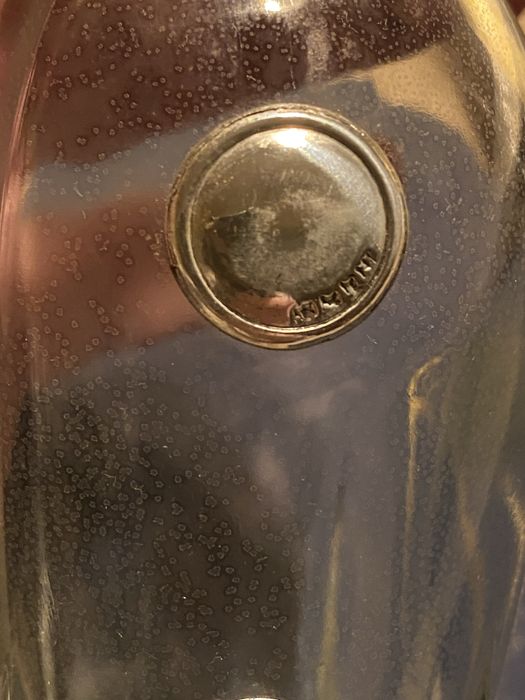 Conjunto de licor com aplicações em prata. Garrafa e seis copos.