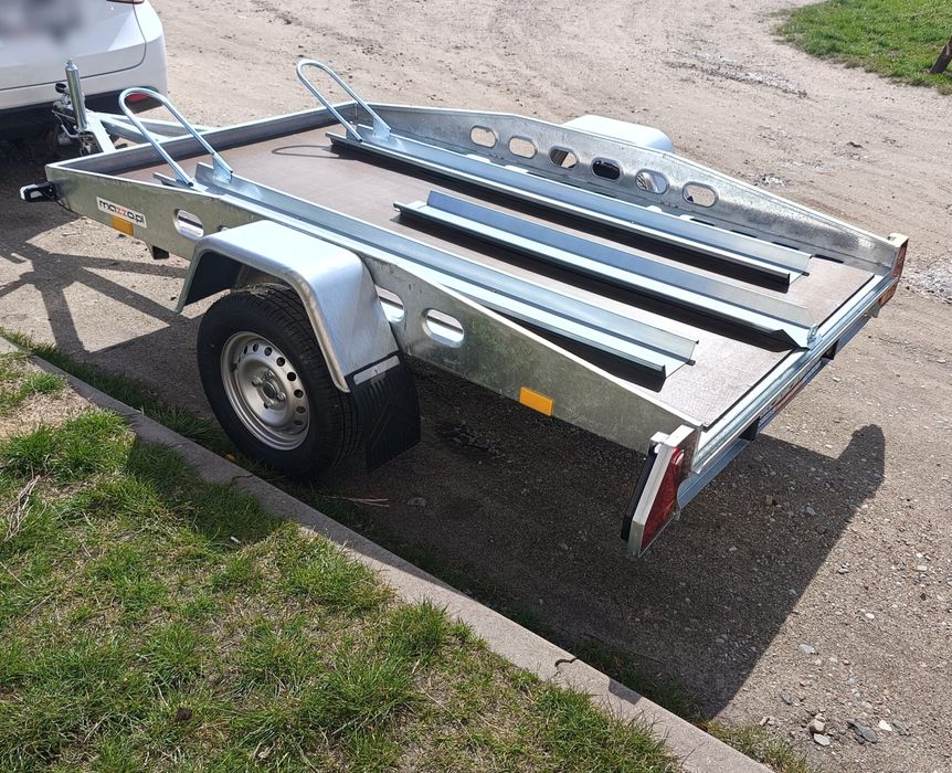 Przyczepa do przewozu motocykli firmy Rydwan