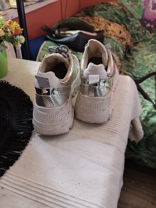 Buty sportowe damskie.