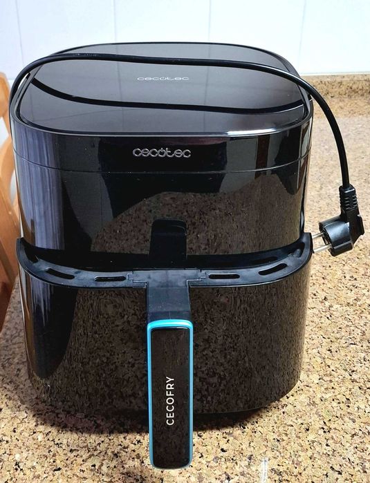 Vendo Air Fryer com vários acessórios,  marca Cecotec com muito pouco uso e em excelente estado.  Quase como nova