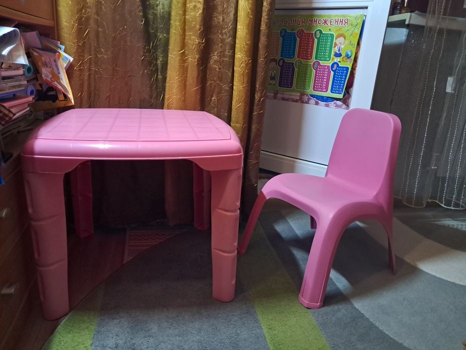 Стол пластиковый и стул