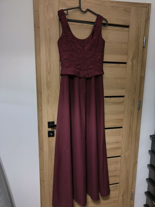 Długa suknia balowa ślubna bordowa na ramiączkach