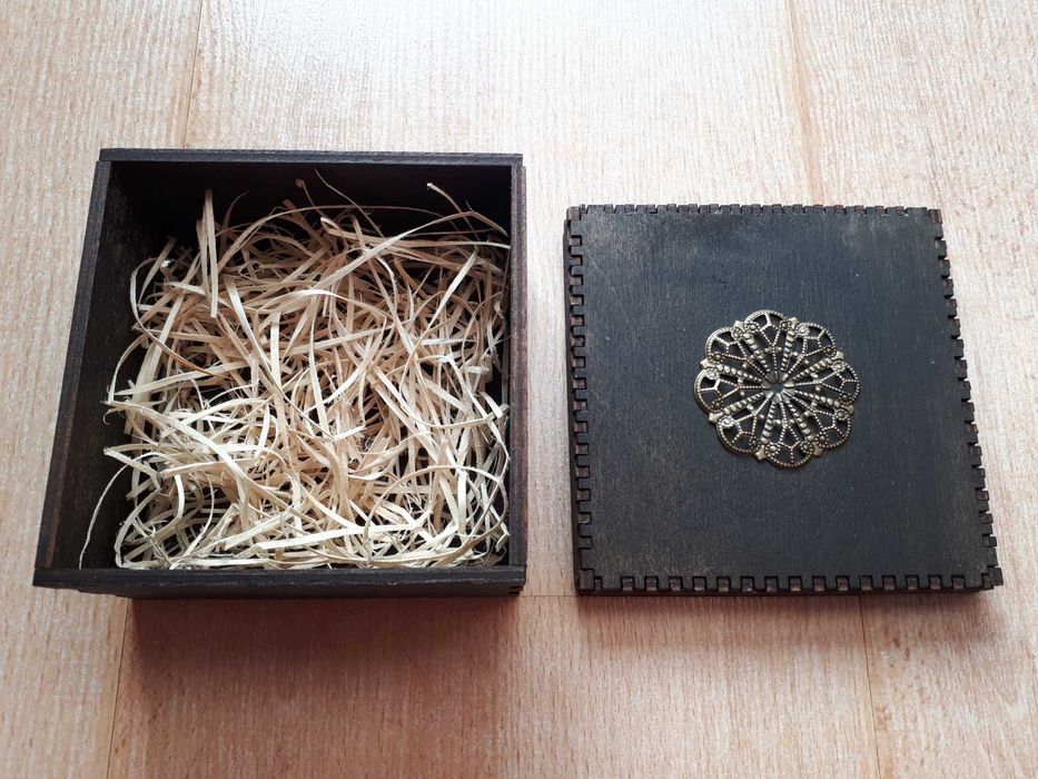 Drewniana kasetka, szkatułka - wym. 10 x 10 x 5 cm