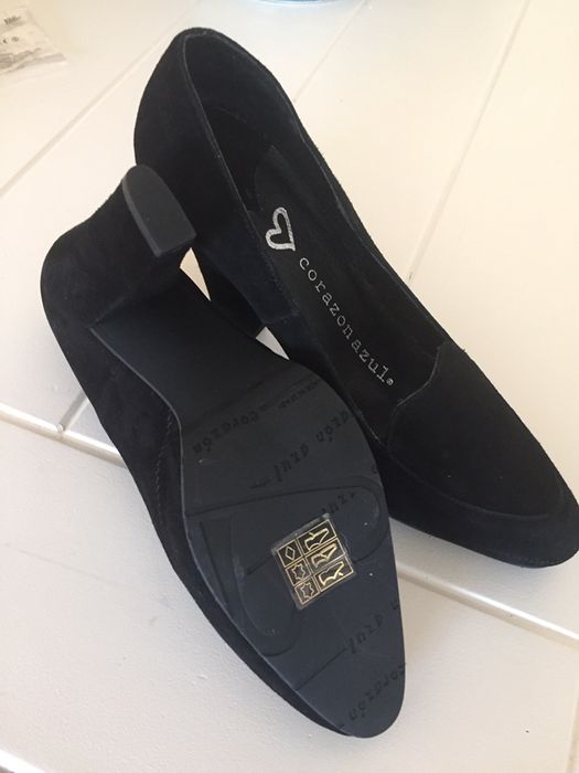 Sapatos em pele tamanho 35, novos .