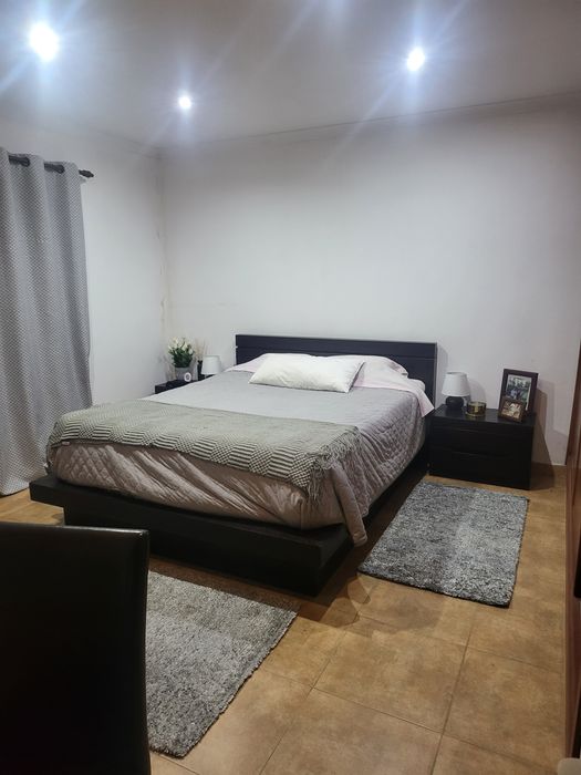 Alugo quarto espaçoso