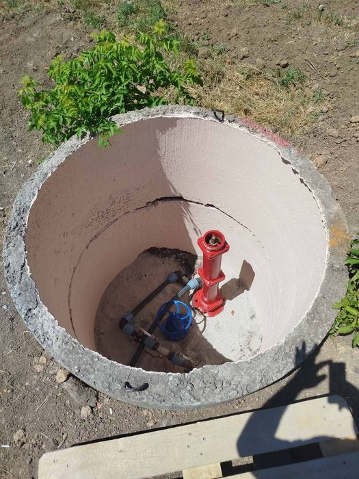 Кільце бетонне. Кришка. Септик. Яма. Екскаватор. Щебінь. Каналізація.