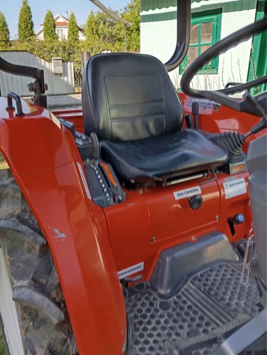 В ціну входить трактор Kubota GL-19, плуг, косарка та фриза