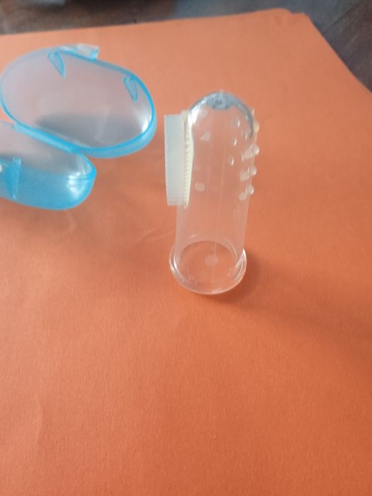 Зубна щітка на палець