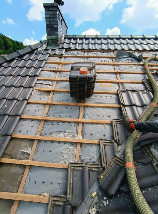 Naprawa Dachu po KUNACH Izolacja Poddasza CELULOZĄ Ocieplenie stropu KUNA w Dachu