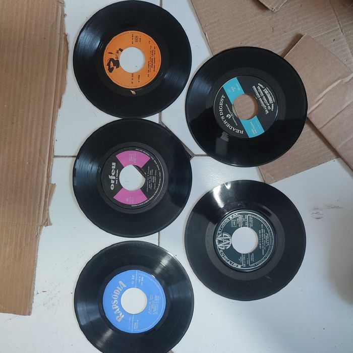 64 Discos antigos Single e LP