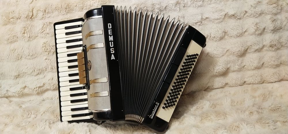 Красивий 3/4 акордеон Demusa 5+3.