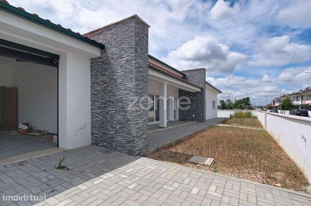 Uma Casa Que Não Foi Construída Para O Presente -Jardim - Lousã