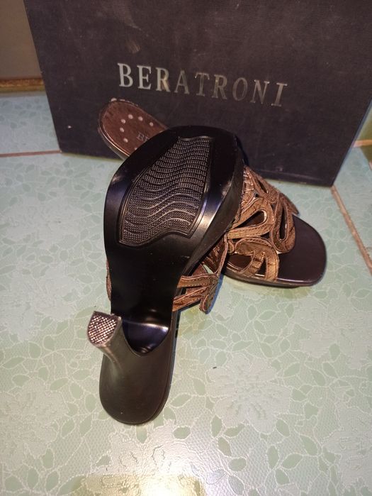 Нові шкіряні босоніжки Beratroni,35-36 розмір
