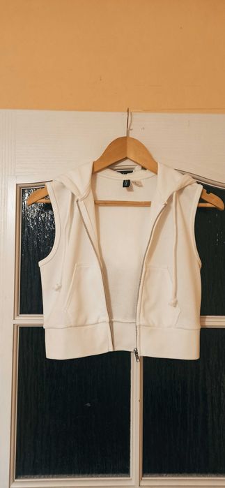 Sprzedam dresową, dziewczęcą,sportową  białą kamizelkę H & M