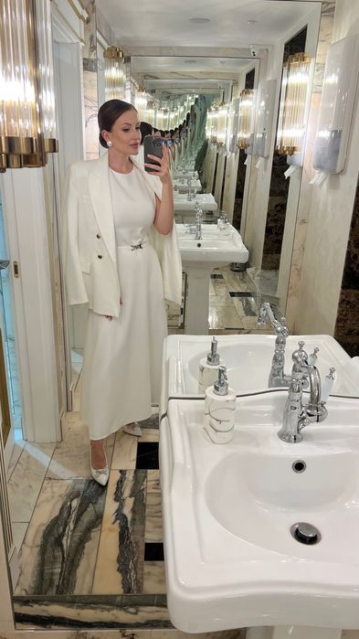 Біла довга сукня