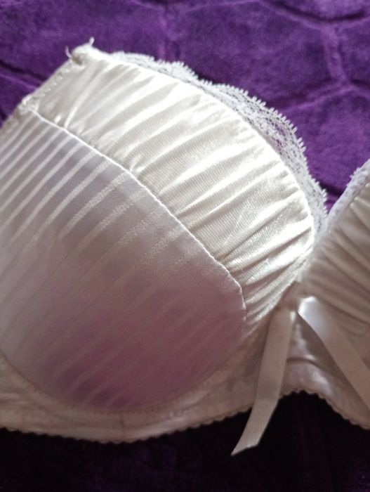 Śliczny mieniący stanik push up