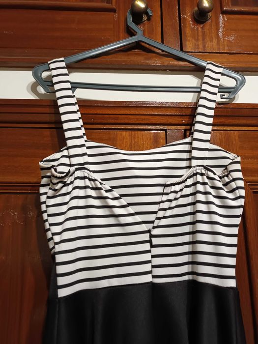 Vestido preto às riscas