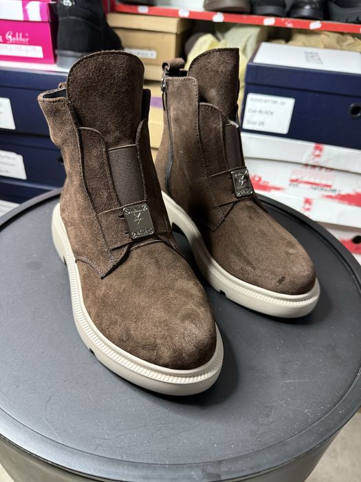 Шоколадні замшеві черевички.