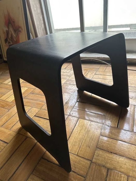 Mesa de apoio em madeira contraplacada e lacada a preto