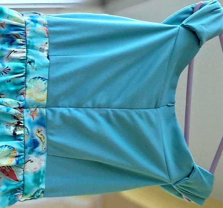 Niebieska rozkloszowana sukienka w muszelki Lindy Bop retro