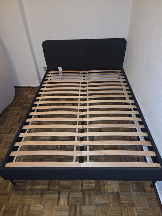 Cama de casal com estrado e colchão.