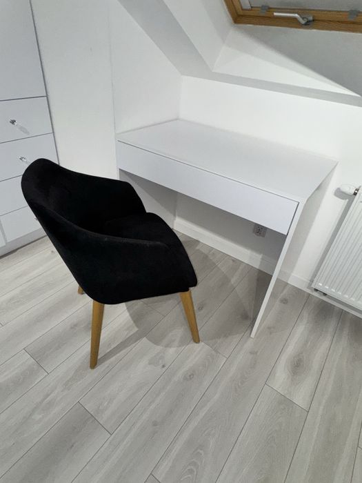 Krzesło/fotel czarne do biurka/jadalni z drewnianymi nogami