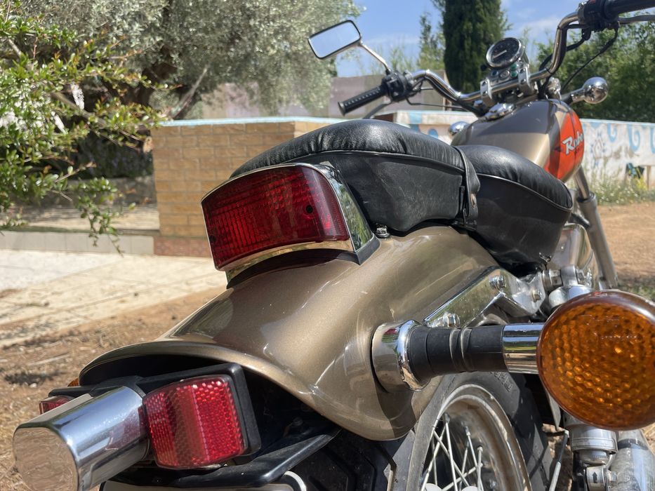 Honda Rebel 125 de 2002 com 17.918 km reais.