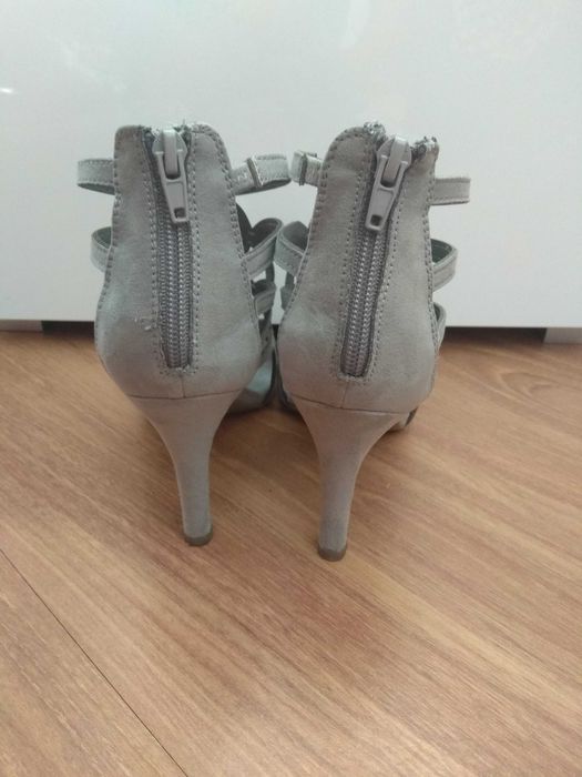 Buty na obcasie.