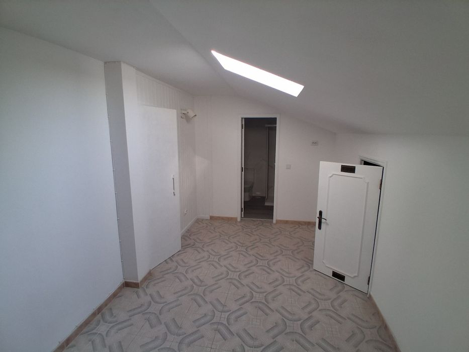 Apartamento T4 no centro da Charneca de Caparica