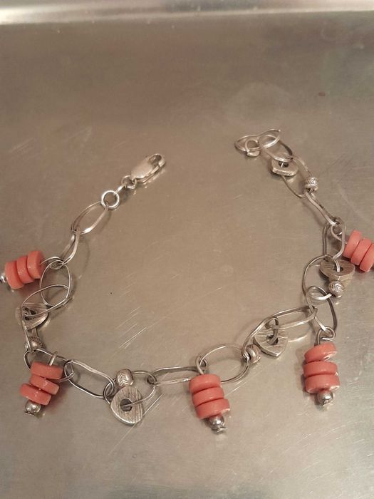 Stylowa srebrna bransoletka z koralem