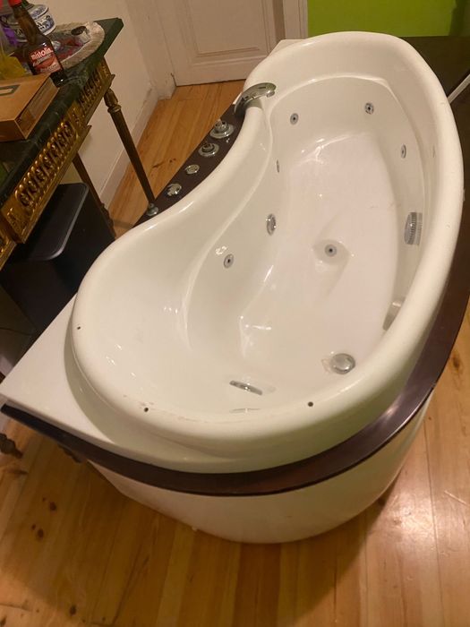 Oportunidade: Banheira de Hidromassagem com Deck de Madeira (Design Luxo)