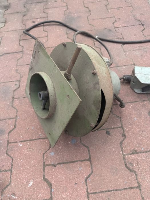 Elektryczny  wyciag spalin warsztatowy .Wentylator