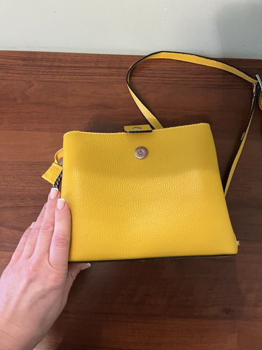 Жовта шкіряна сумка через плече,