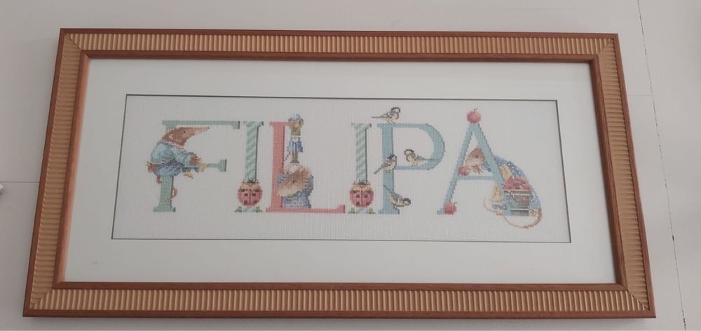 Quadros bordados a ponto cruz.