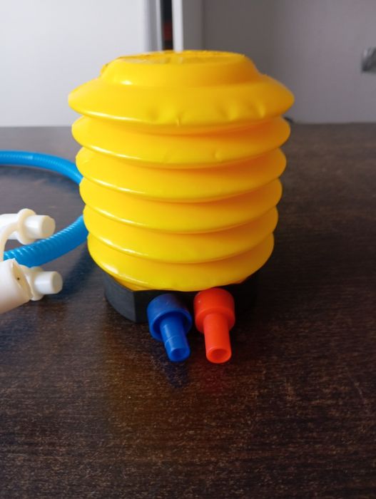 Pompka ręczna np do materacy