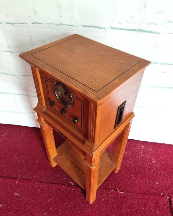 Mesa de apoio retro com rádio AM/FM e leitor de cassetes