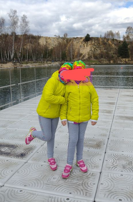 Kurtki wiosenne dla bliźniaczek 152